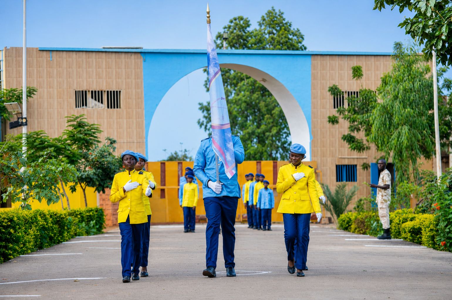 Défilé avec le drapeau d'Apidon Royal College